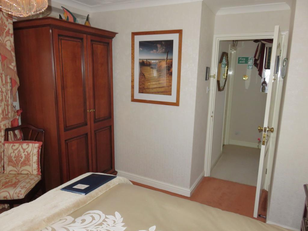 Pineview Guesthouse Poole Esterno foto
